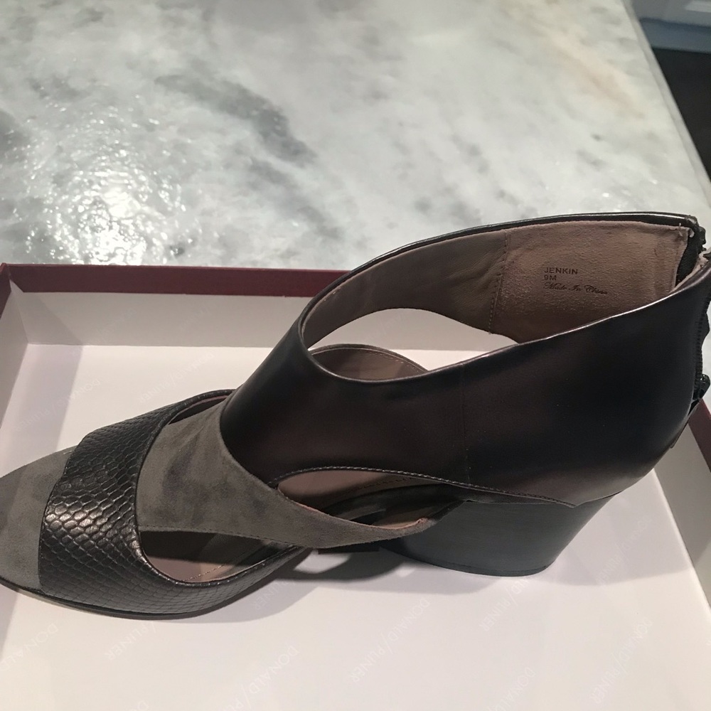 Donald Pliner wedge sandals - Picture 3 of 8